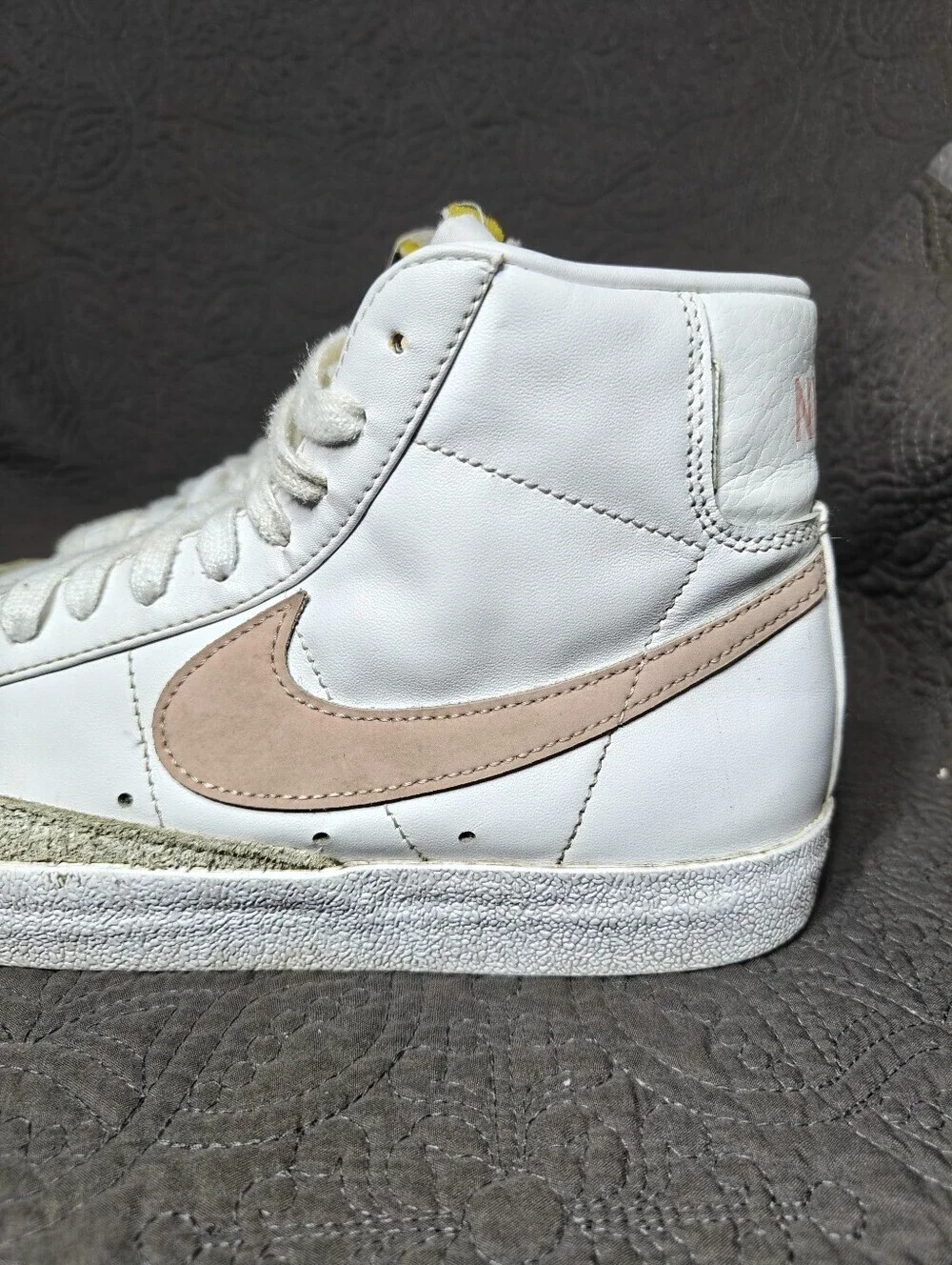 Nike Women's Blazer Mid '77 Vintage White Pink Oxford Swoosh Sneakers Size 9.5